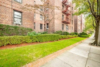 9609 67th Ave in Rego Park, NY - Building Photo - Building Photo
