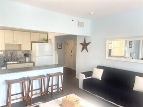 918 Ocean Dr in Miami Beach, FL - Building Photo - Building Photo