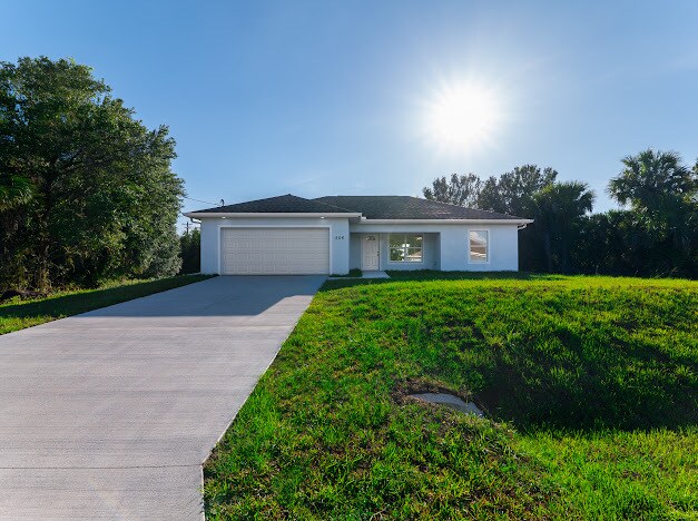 556 Montclair Ave S in Lehigh Acres, FL - Building Photo