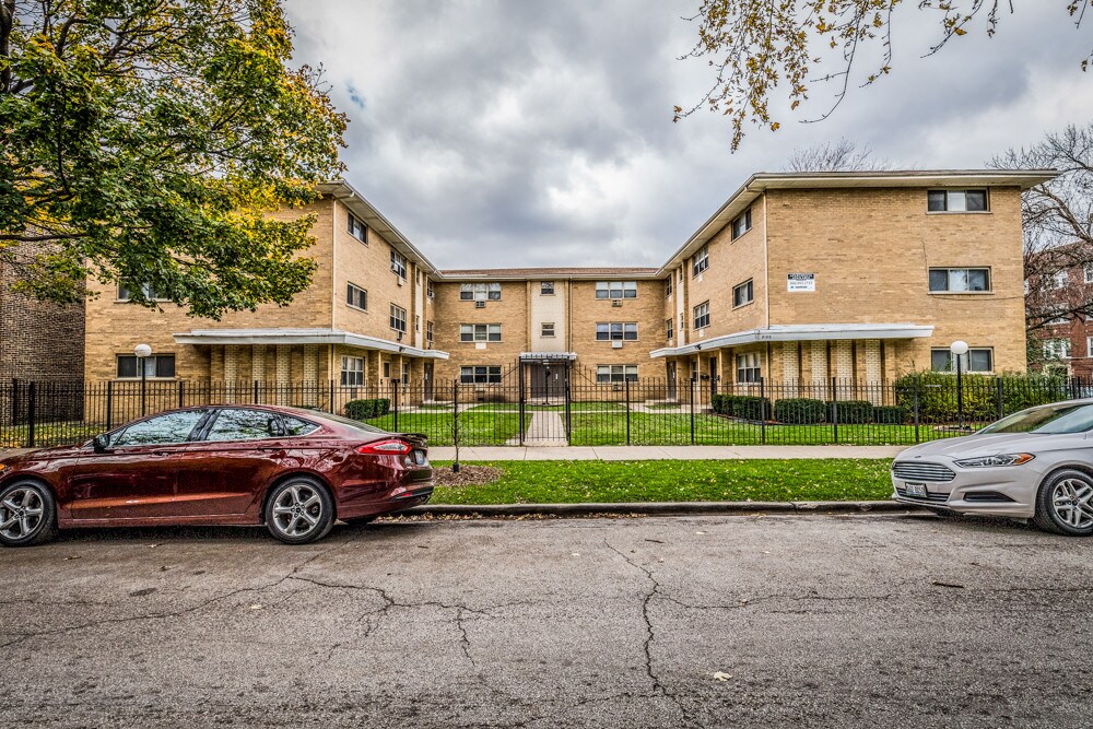 8100 S Drexel Ave in Chicago, IL - Building Photo