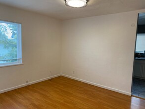 2725 23rd Ave in Oakland, CA - Foto de edificio - Building Photo
