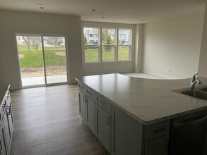 1977 Leiter Way in Hoffman Estates, IL - Building Photo - Building Photo