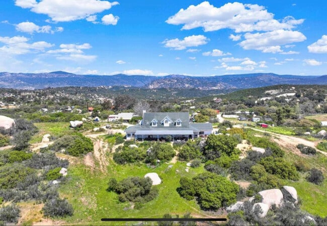 2088 Mother Grundy Truck Trail in Jamul, CA - Foto de edificio - Building Photo