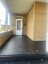 1005 Broadway St in East Mckeesport, PA - Foto de edificio - Building Photo