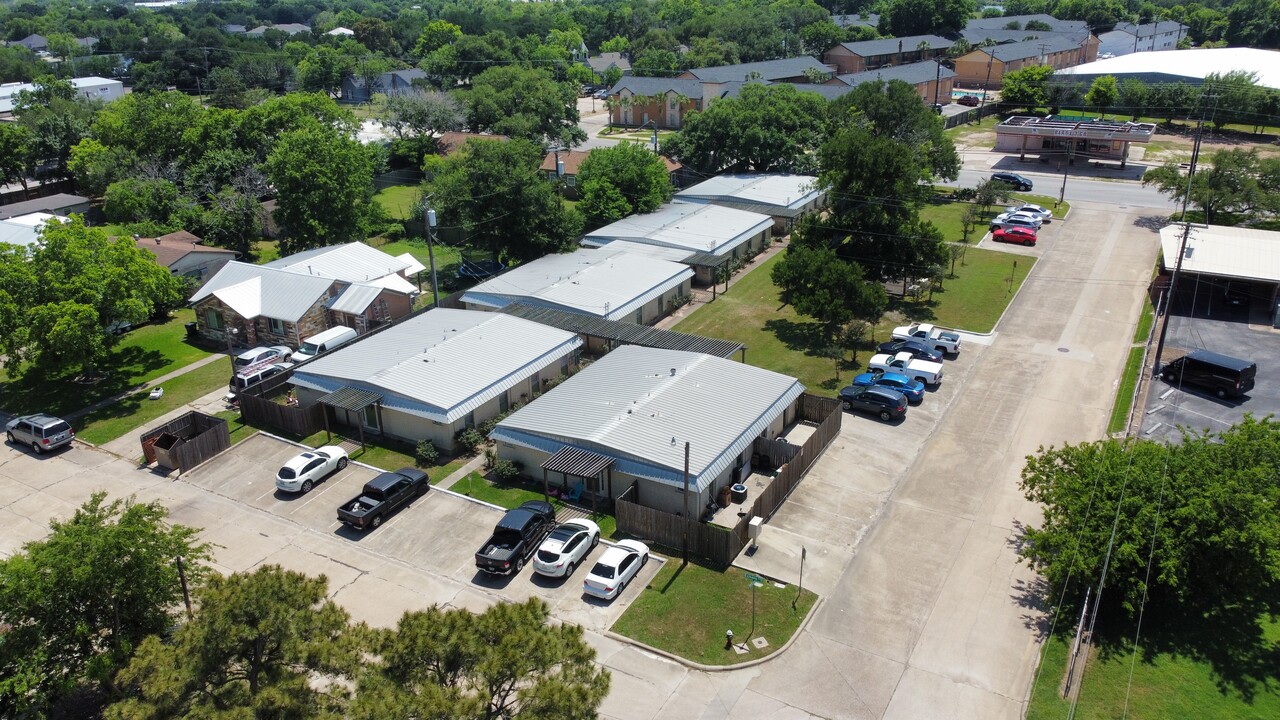 1601 S College Ave in Bryan, TX - Building Photo