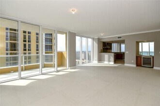 17875 Collins Ave, Unit 2706 in Sunny Isles Beach, FL - Foto de edificio - Building Photo
