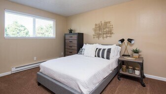 Pinewood Terrace in Salem, OR - Building Photo