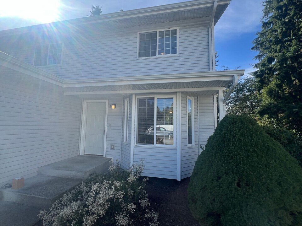 5612 Seahurst Ave in Everett, WA - Building Photo