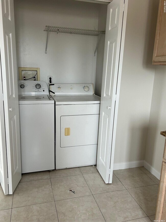 100 Merrick Rd-Unit -B in Lynbrook, NY - Building Photo - Building Photo