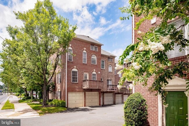 property at 2400 N Greenbrier Ct