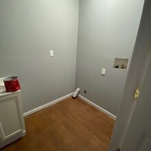 446 6th Ave, Unit Upstairs Apartment in Huntington, WV - Foto de edificio - Building Photo