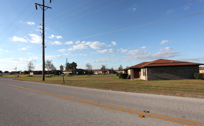 Julian Hills Apartments in Eagle Lake, FL - Building Photo - Building Photo