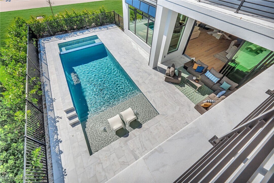 10720 Vanderbilt Dr in Naples, FL - Building Photo