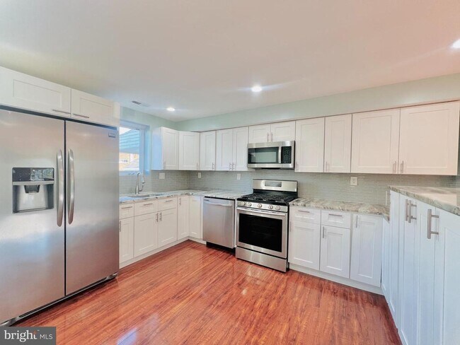 4045 St Monica Dr in Dundalk, MD - Foto de edificio - Building Photo