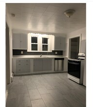 547 Broadway, Unit 1 in Somerville, MA - Foto de edificio - Building Photo