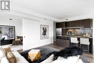 2-1202 St Thomas St in Toronto, ON - Building Photo - Building Photo