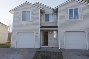 2143 Dorsey Dr in Hubbard, OR - Building Photo