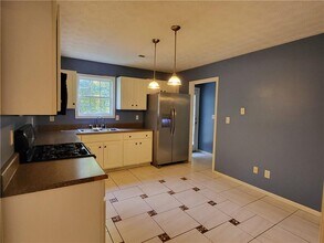 556 Creekstone Dr in Jonesboro, GA - Building Photo - Building Photo