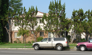 Lindley Courtyard Apartments in Northridge, CA - Building Photo - Building Photo