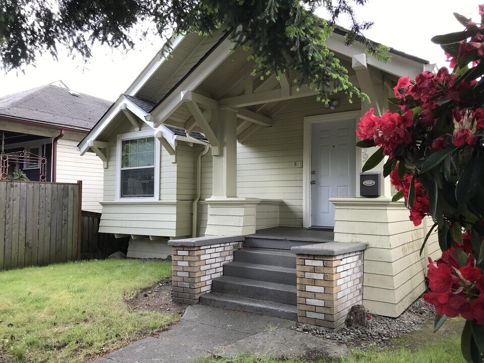 5259-5211 11th Ave NE in Seattle, WA - Building Photo