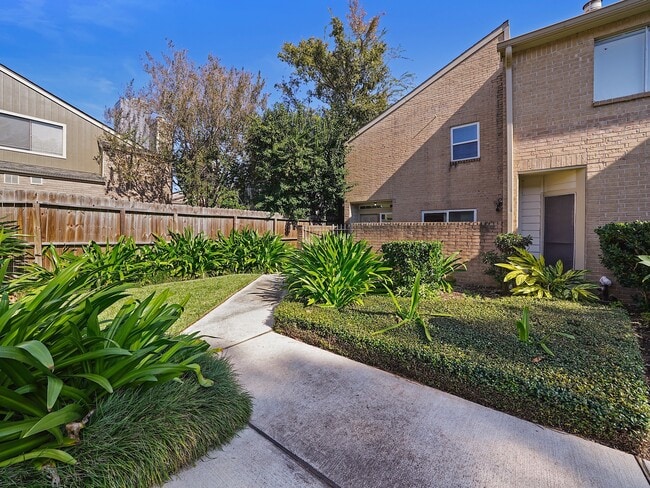 2056 Augusta Dr in Houston, TX - Building Photo - Building Photo