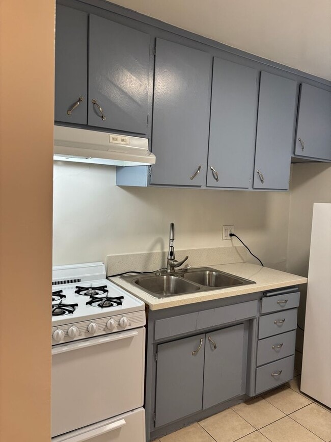 property at 220 W Spazier Ave