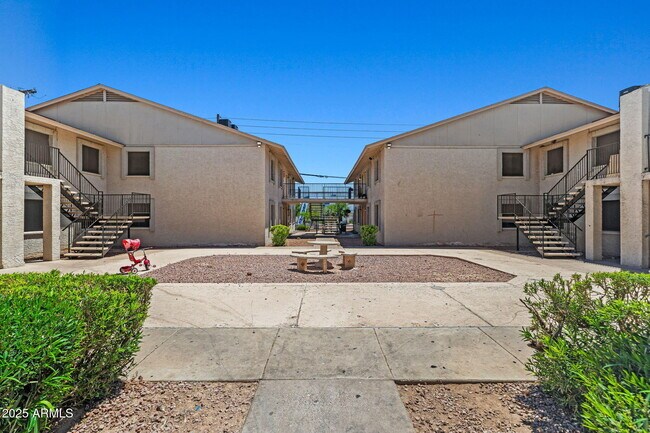 2848 E Greenway Rd in Phoenix, AZ - Building Photo - Building Photo