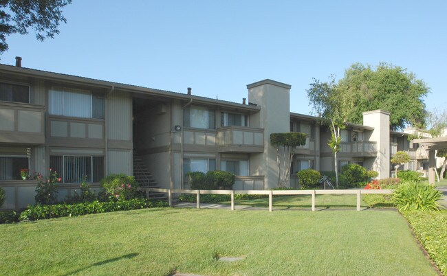 Foothills Apartments in San Jose, CA - Foto de edificio - Building Photo