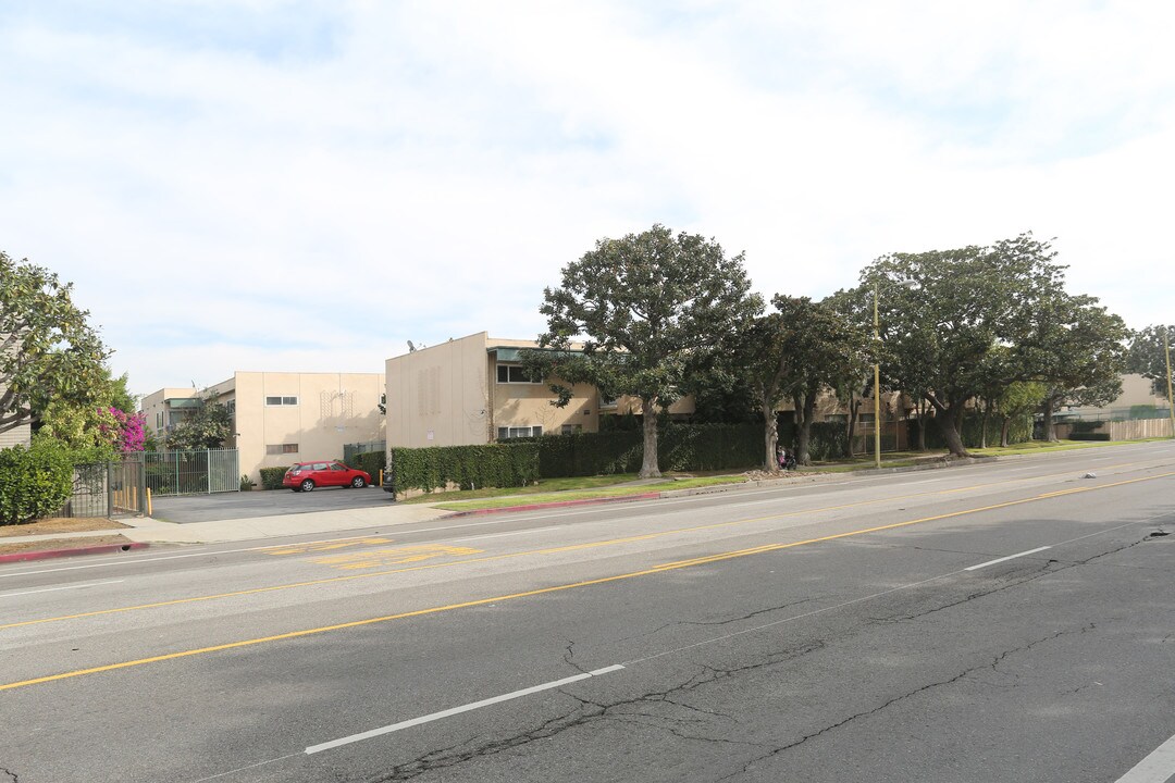 Queensland Manor North in Los Angeles, CA - Building Photo