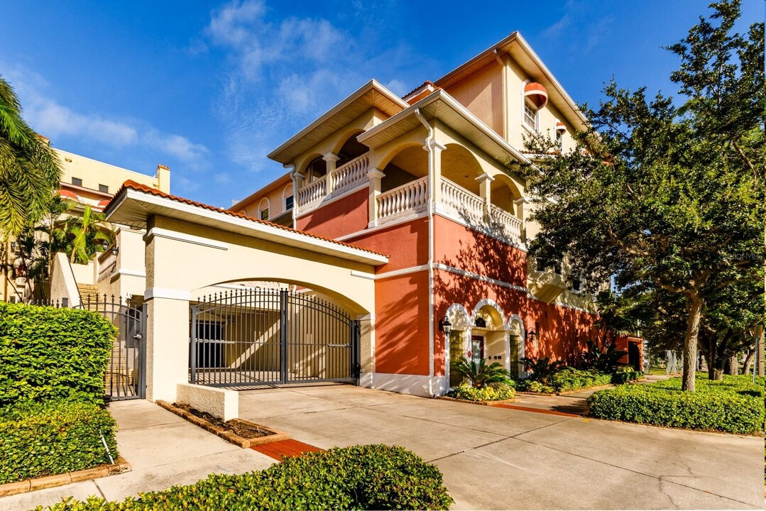 Spanish Palms in St. Petersburg, FL - Building Photo