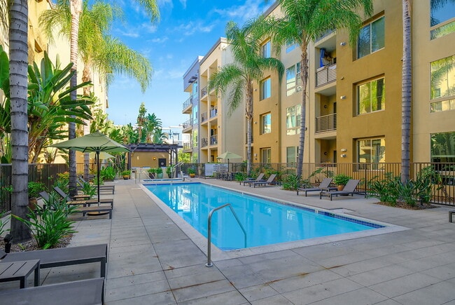 Reveal in Woodland Hills, CA - Foto de edificio - Building Photo