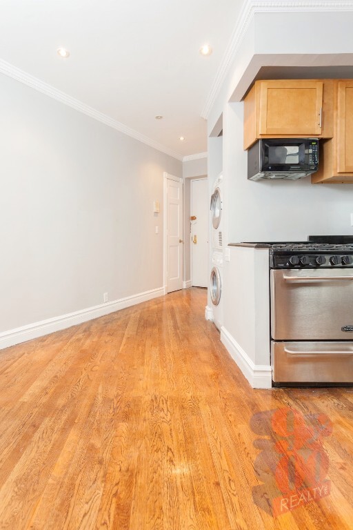 410 E 13th St in New York, NY - Building Photo - Building Photo