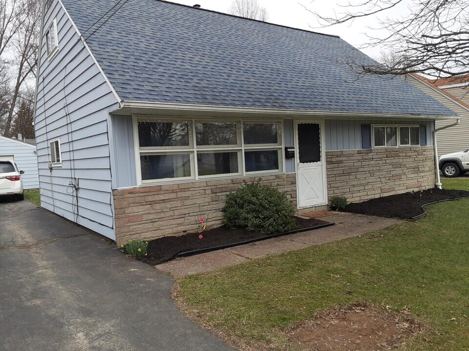 4230 Woodmere Dr in Youngstown, OH - Building Photo
