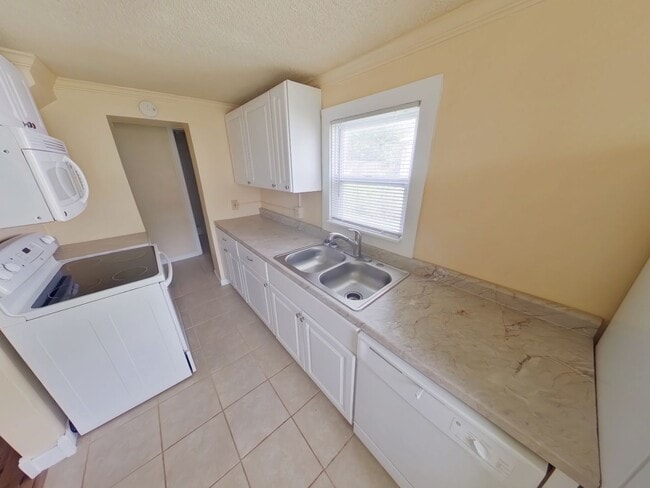 2239 Santa Fe S in Wichita, KS - Building Photo - Building Photo