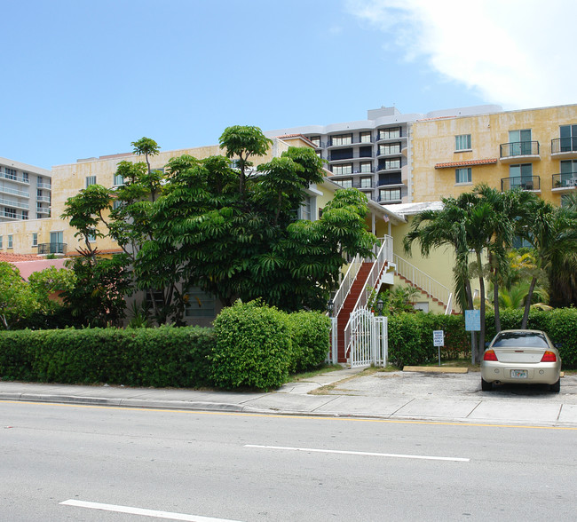 8851 Harding Ave in Surfside, FL - Foto de edificio - Building Photo