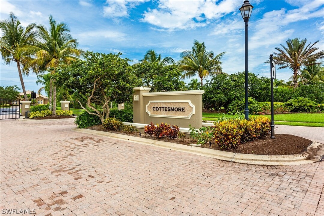 7771 Cottesmore Dr in Naples, FL - Building Photo