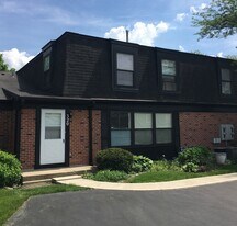 320 W Inverrary Ln in Deerfield, IL - Building Photo