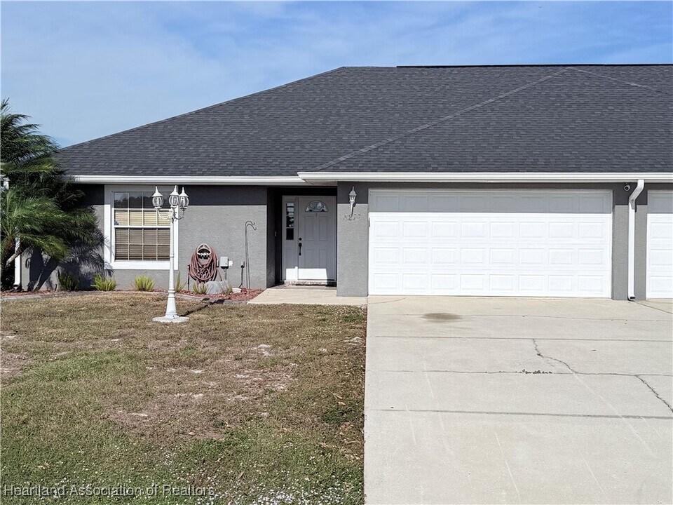 8275 Cozumel Ln in Sebring, FL - Building Photo