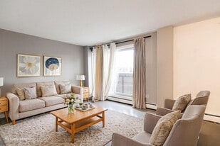 College 1127 in Calgary, AB - Building Photo