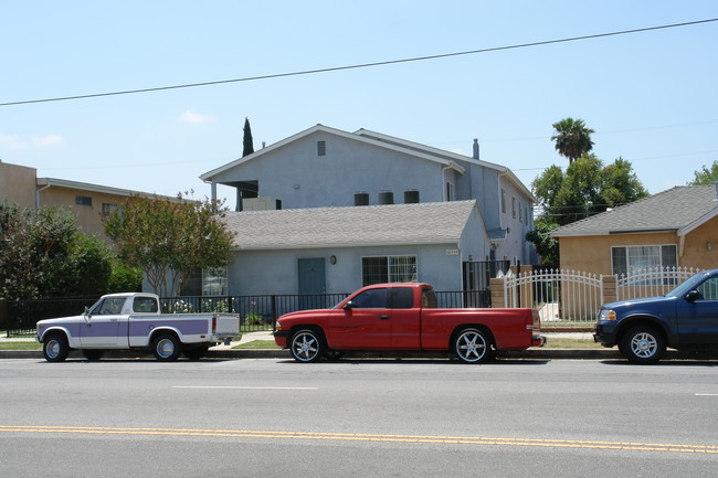 16744 Saticoy St in Van Nuys, CA - Building Photo - Building Photo