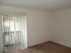 1425 S Puget Dr in Renton, WA - Foto de edificio - Building Photo