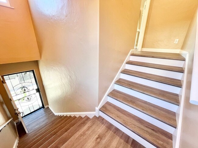 235 Pomona Ave in Long Beach, CA - Building Photo - Building Photo