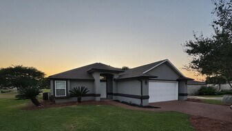 3201 Kingsmill Dr in Pace, FL - Building Photo