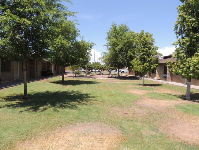 Thunderbird Apt. in Chandler, AZ - Building Photo - Building Photo