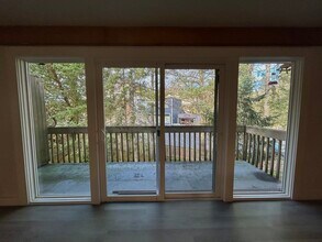 465 Winslow Way E, Unit 303 in Bainbridge Island, WA - Building Photo - Building Photo