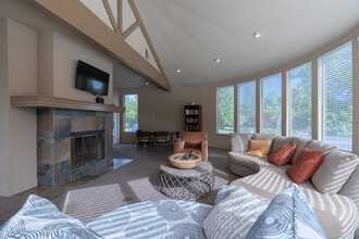 Somersett Hills in Roseville, CA - Foto de edificio - Interior Photo