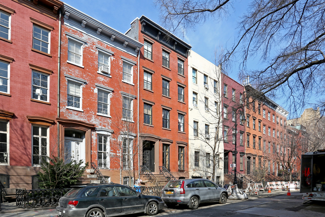 23 Bank St in New York, NY - Building Photo