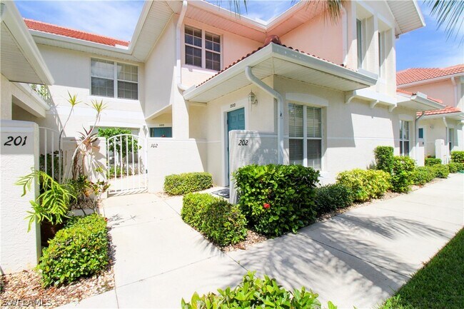 5025 Cedar Springs Dr in Naples, FL - Foto de edificio - Building Photo