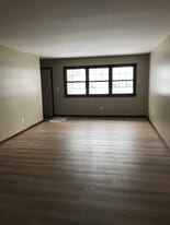 654 Eletson Dr in Crystal Lake, IL - Building Photo