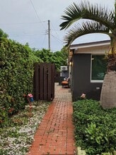 1649 NE 53rd Ct, Unit 2 in Pompano Beach, FL - Foto de edificio - Building Photo